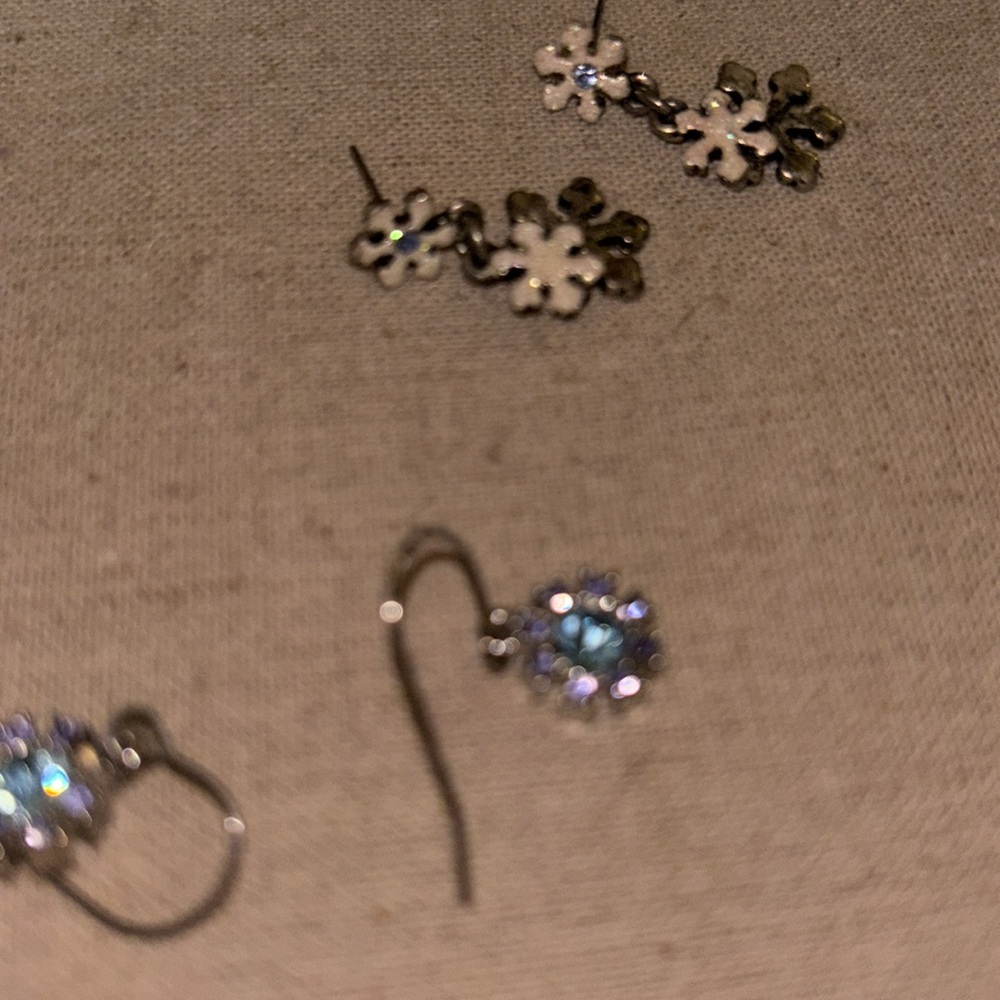 Snowflake & other blue stone dangle earrings w/ 8 fake diamonds vintage - Picture 3 of 4